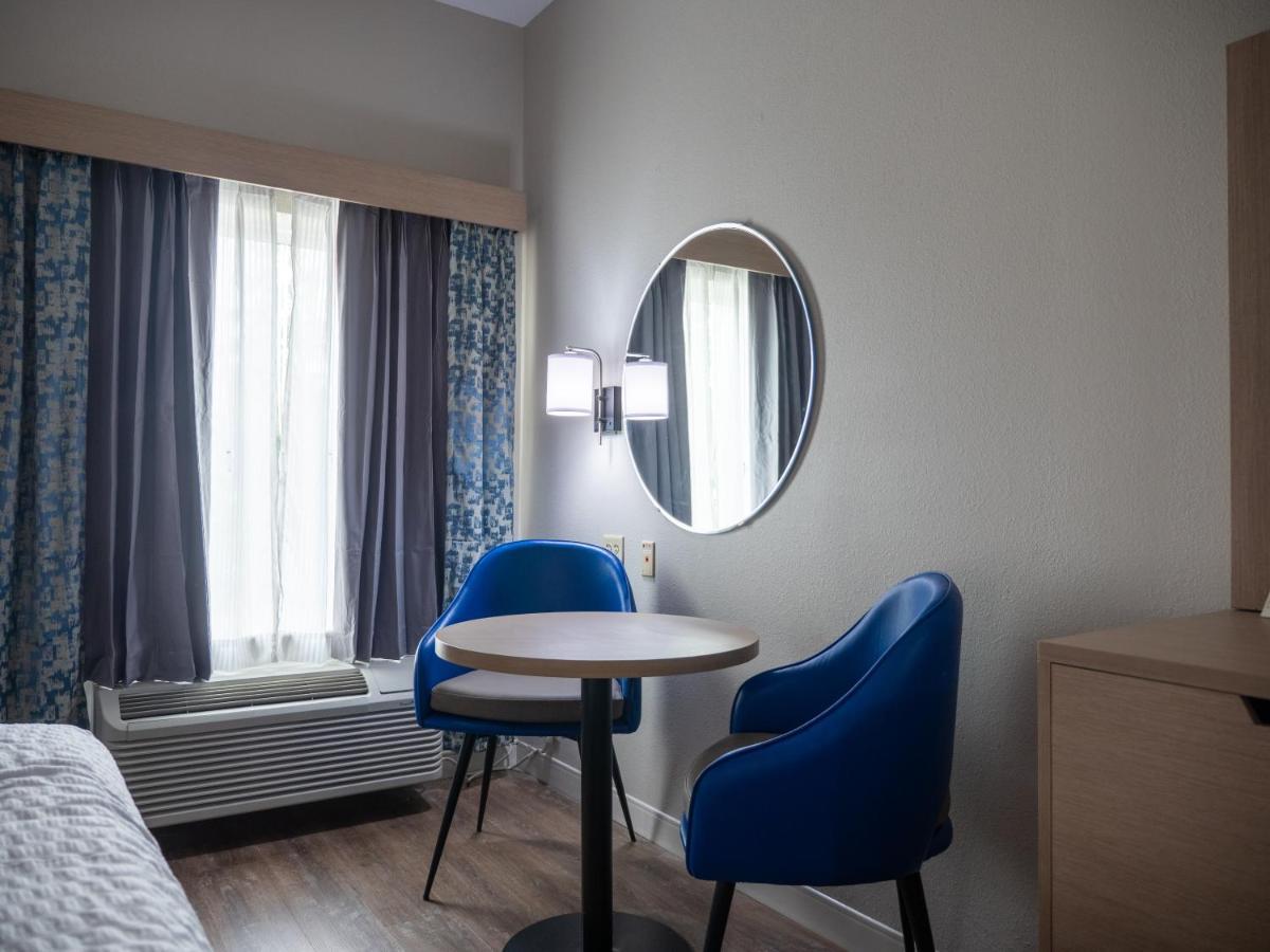 Hotel Days & By Wyndham Savannah North I-95